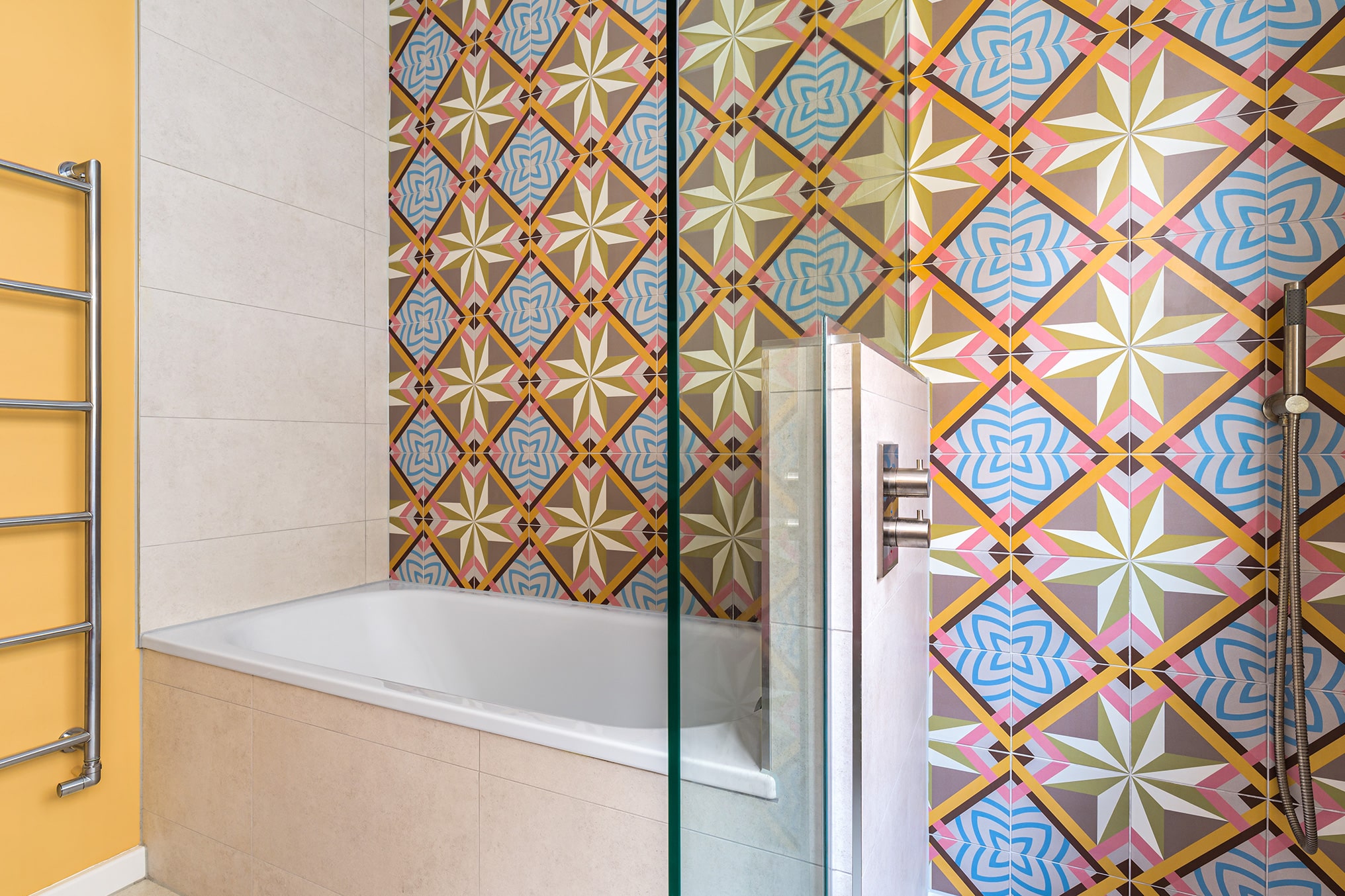 Bright and Cheerful Family Bathroom in Brighton
