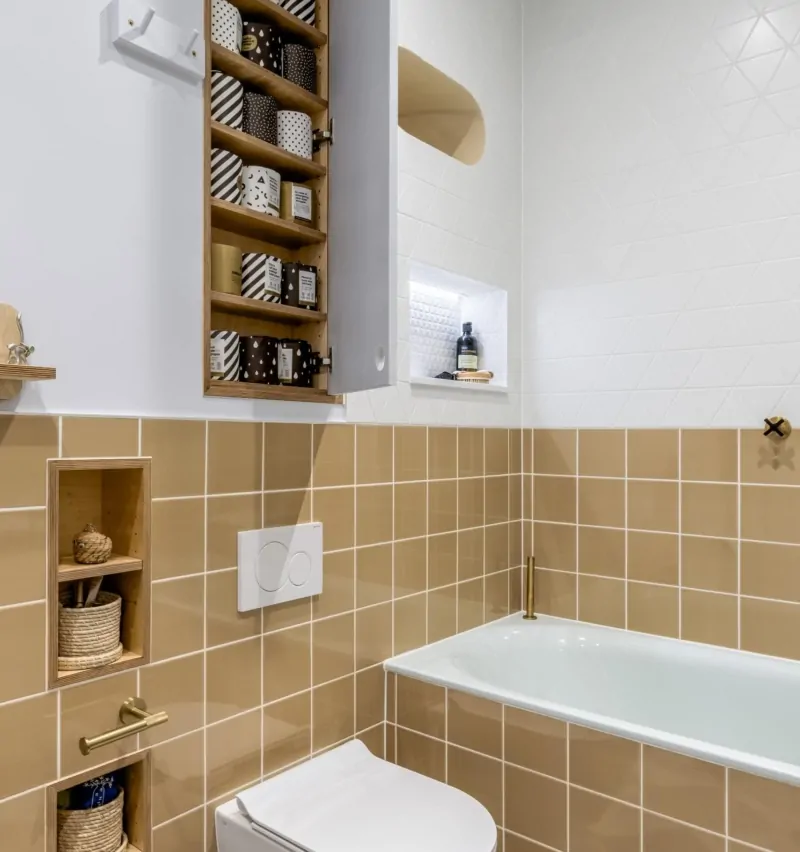 Bespoke bathroom storage with mirrored cabinets, open shelving and neutral tiles